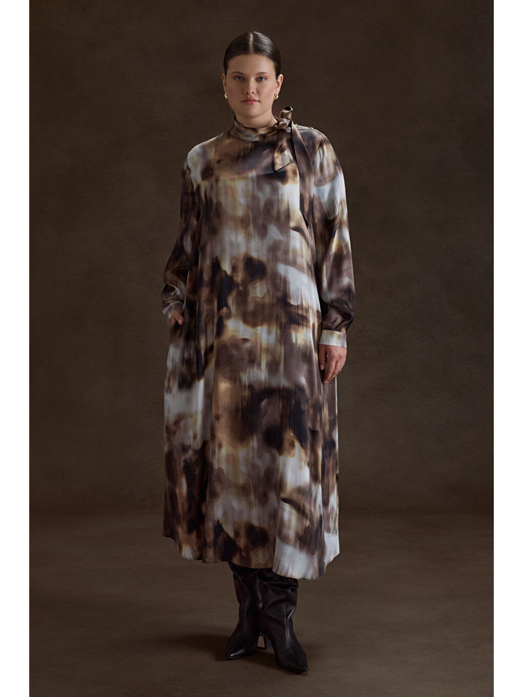 Kahverengi Desenli Yakası Bağcık Detaylı Viscon Elbise