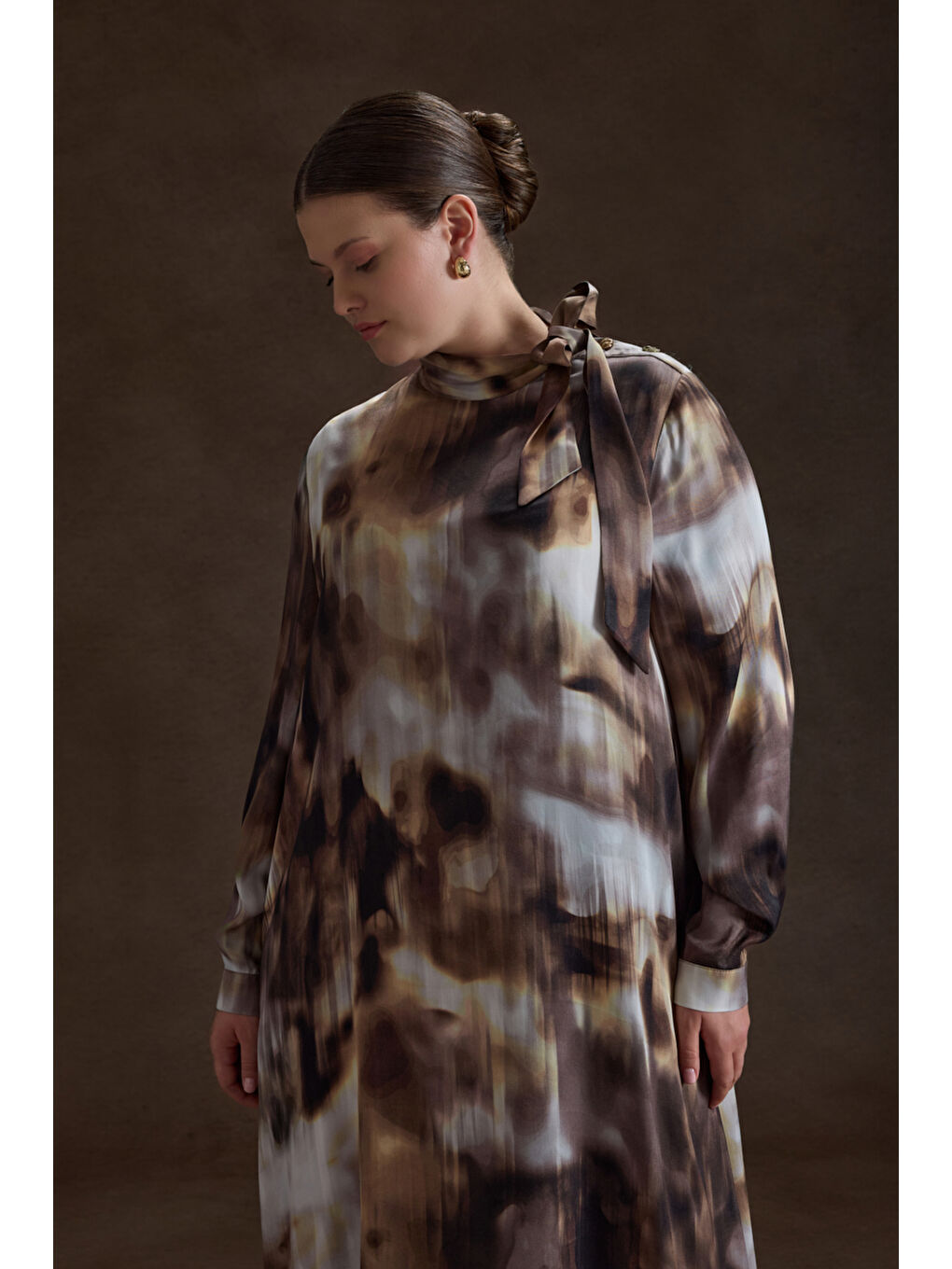 Kahverengi Desenli Yakası Bağcık Detaylı Viscon Elbise-3