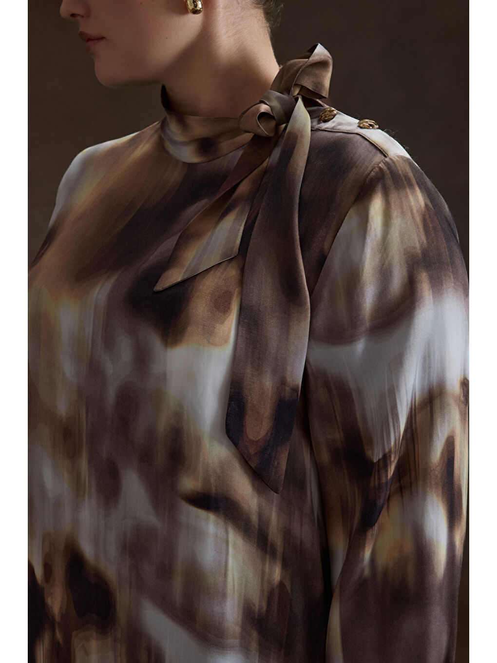 Kahverengi Desenli Yakası Bağcık Detaylı Viscon Elbise-4