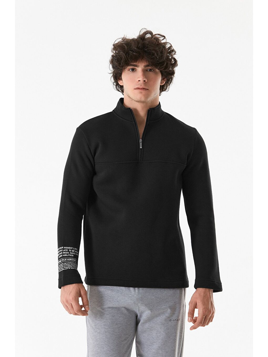 Siyah 3 İplik Kolda Yazı Baskısı Detaylı Dik Yaka Sweatshirt