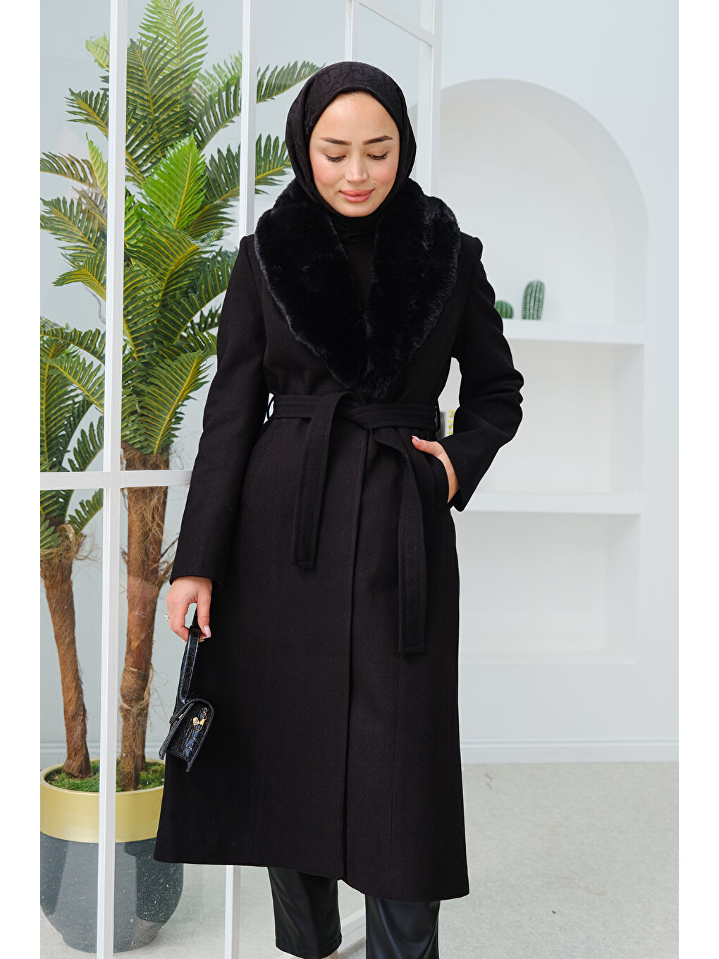 Kürk Yaka Detay Midi Boy Kruvaze Kaban Siyah