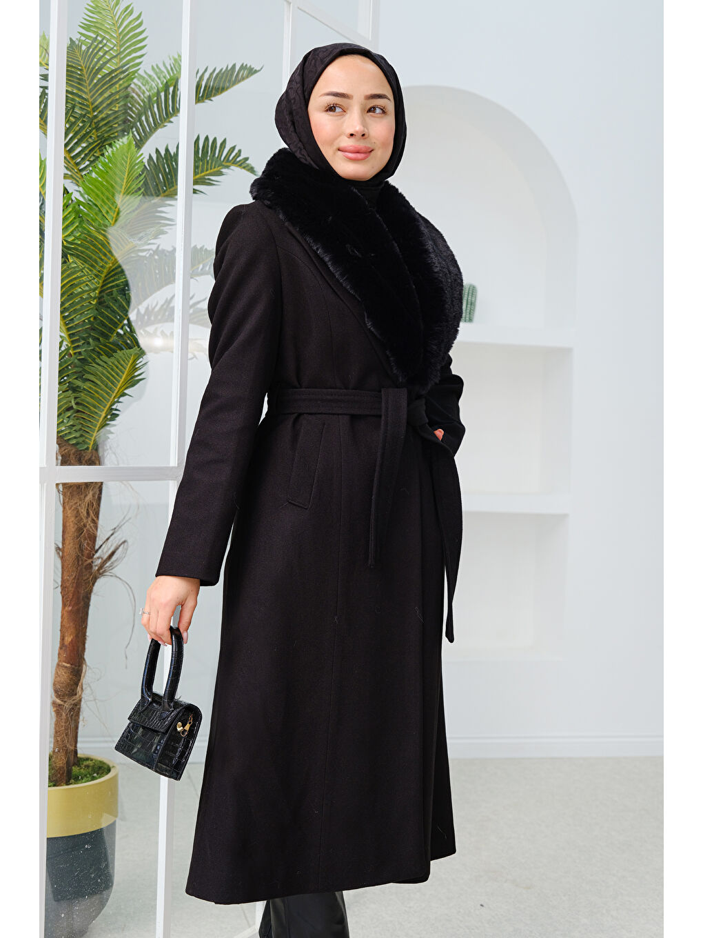 Kürk Yaka Detay Midi Boy Kruvaze Kaban Siyah-1