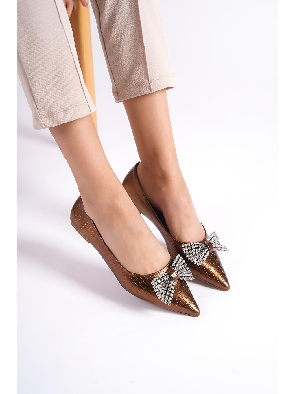 Turuncu Sivri Burunlu Taşlı Fiyonklu Kroko Desenli Kadın Babet