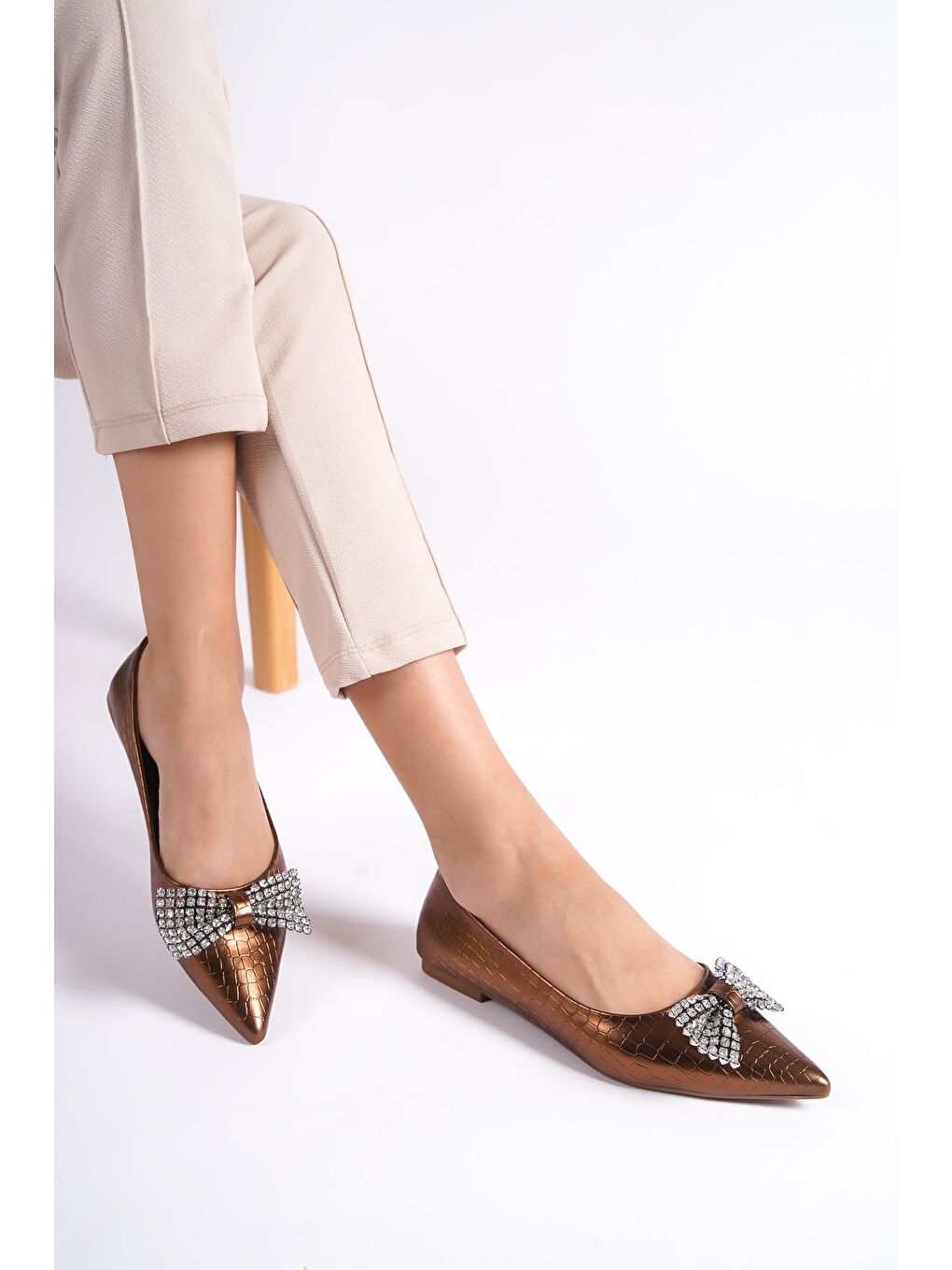 Turuncu Sivri Burunlu Taşlı Fiyonklu Kroko Desenli Kadın Babet-4