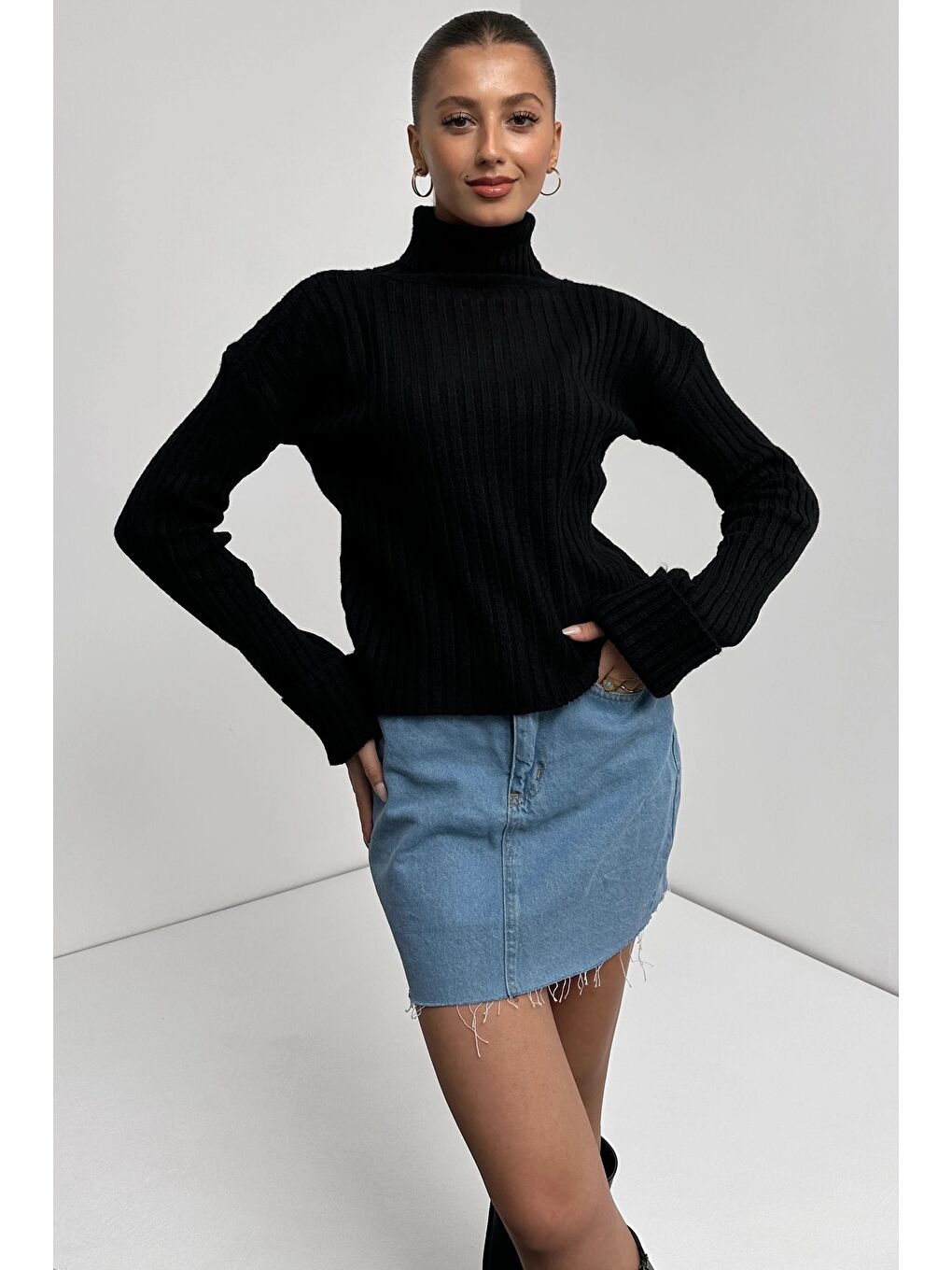 Siyah Şerit Desenli Dokulu Boğazlı Triko Kazak