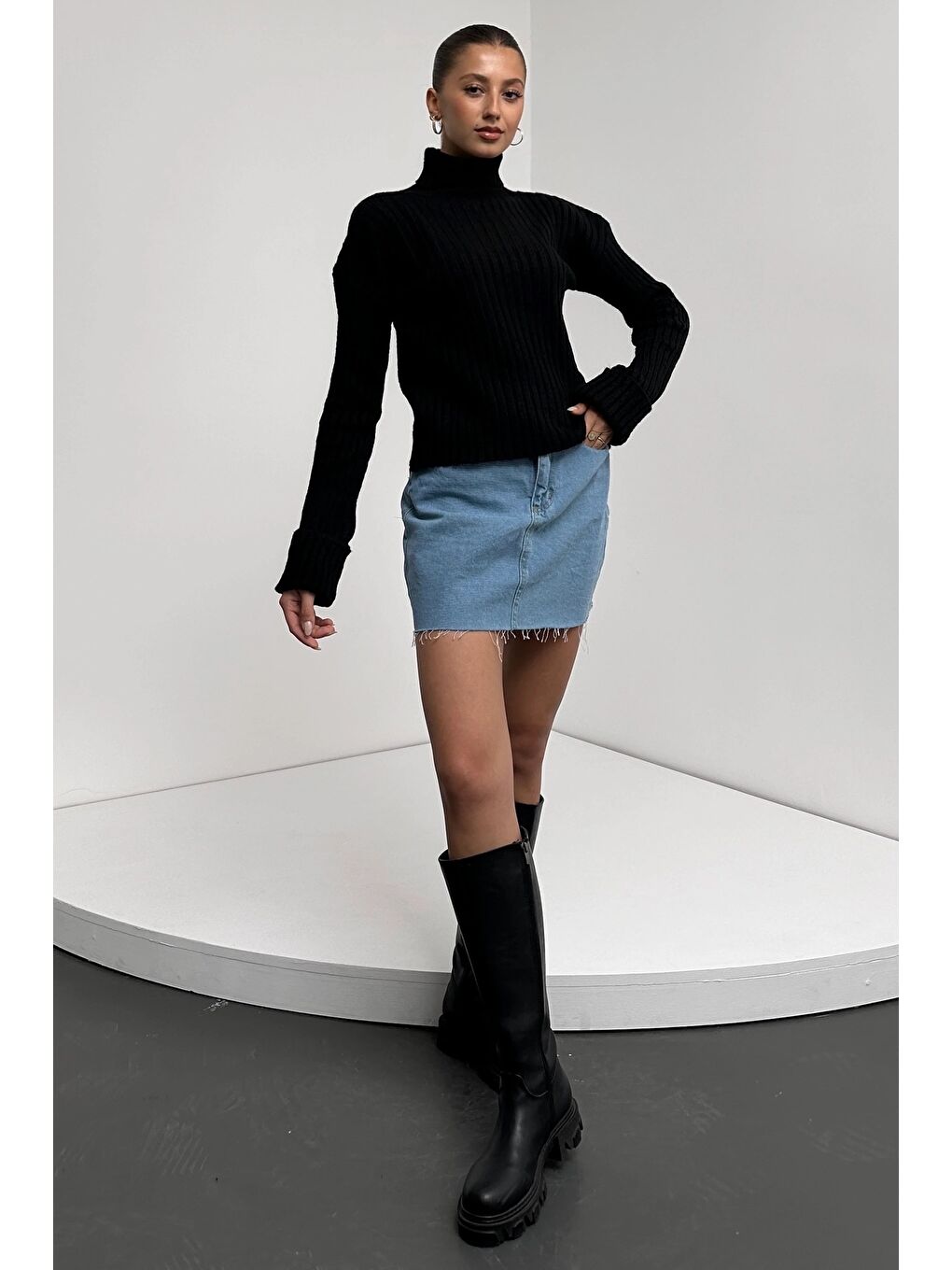 Siyah Şerit Desenli Dokulu Boğazlı Triko Kazak-1