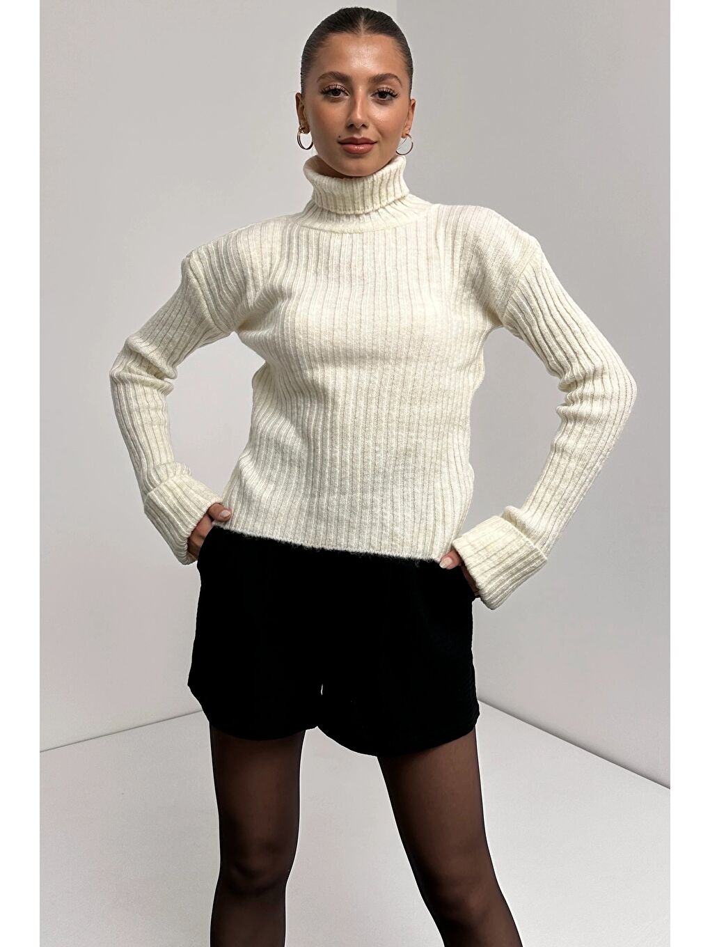 Beyaz Şerit Desenli Dokulu Boğazlı Triko Kazak