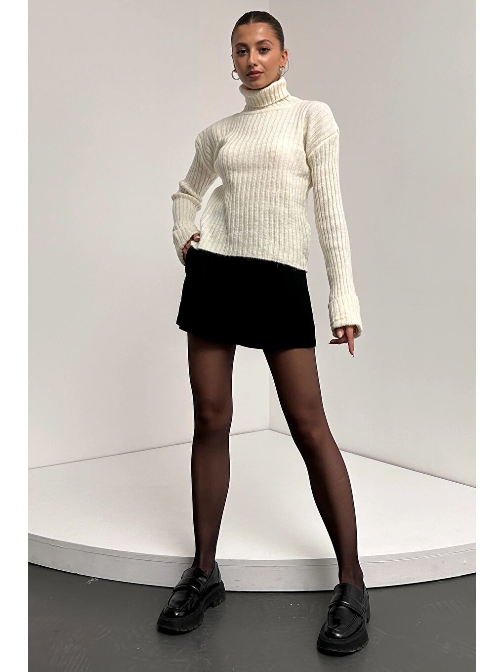 Beyaz Şerit Desenli Dokulu Boğazlı Triko Kazak-1