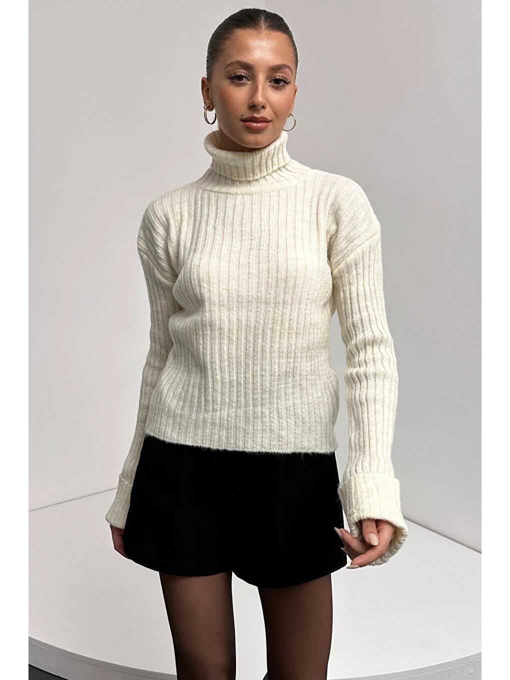 Beyaz Şerit Desenli Dokulu Boğazlı Triko Kazak-2