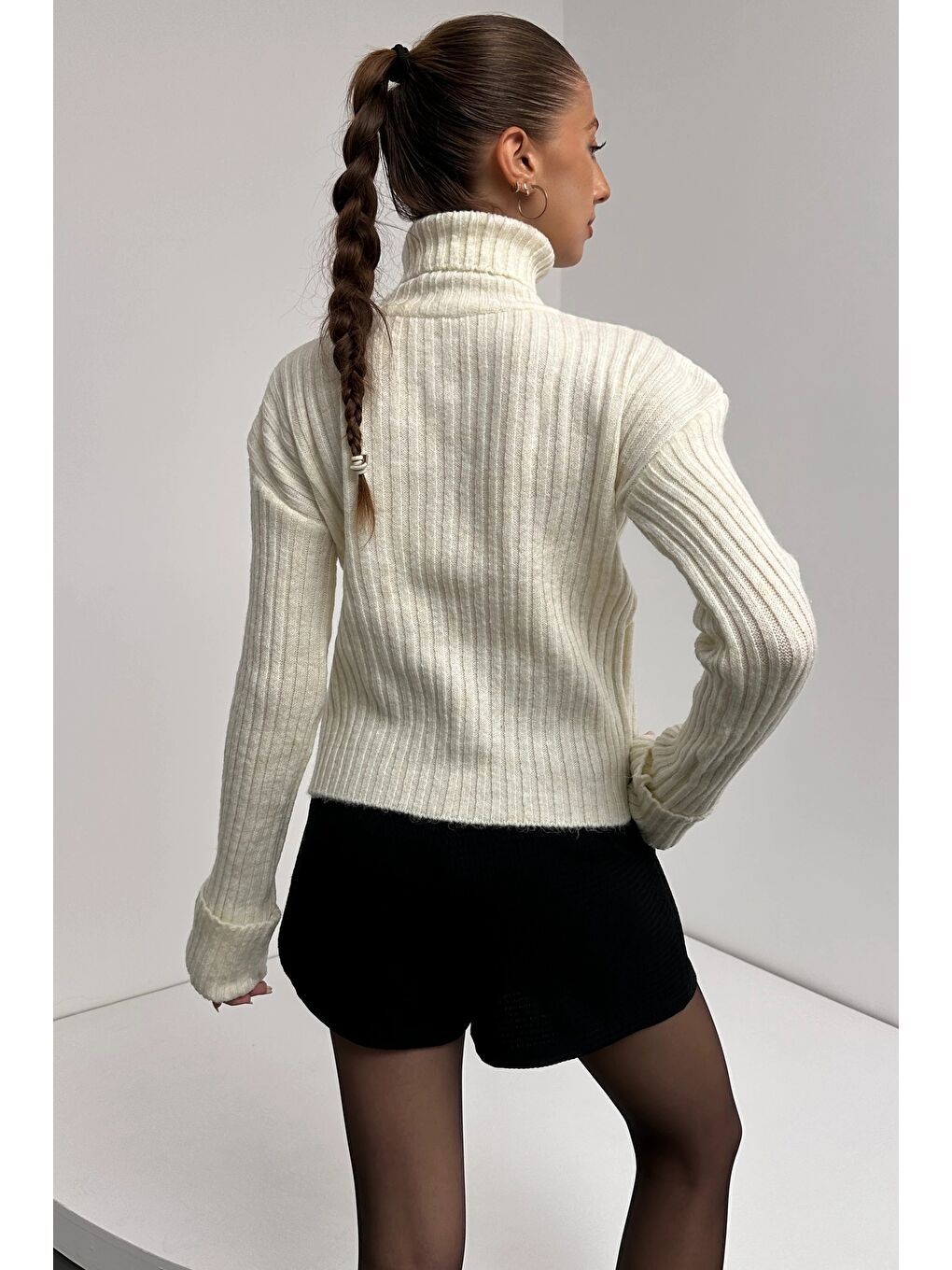 Beyaz Şerit Desenli Dokulu Boğazlı Triko Kazak-3