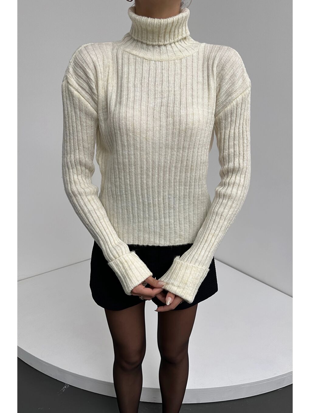 Beyaz Şerit Desenli Dokulu Boğazlı Triko Kazak-4