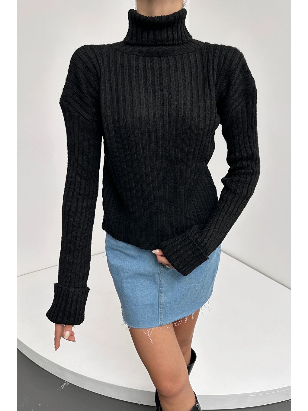 Siyah Şerit Desenli Dokulu Boğazlı Triko Kazak-4