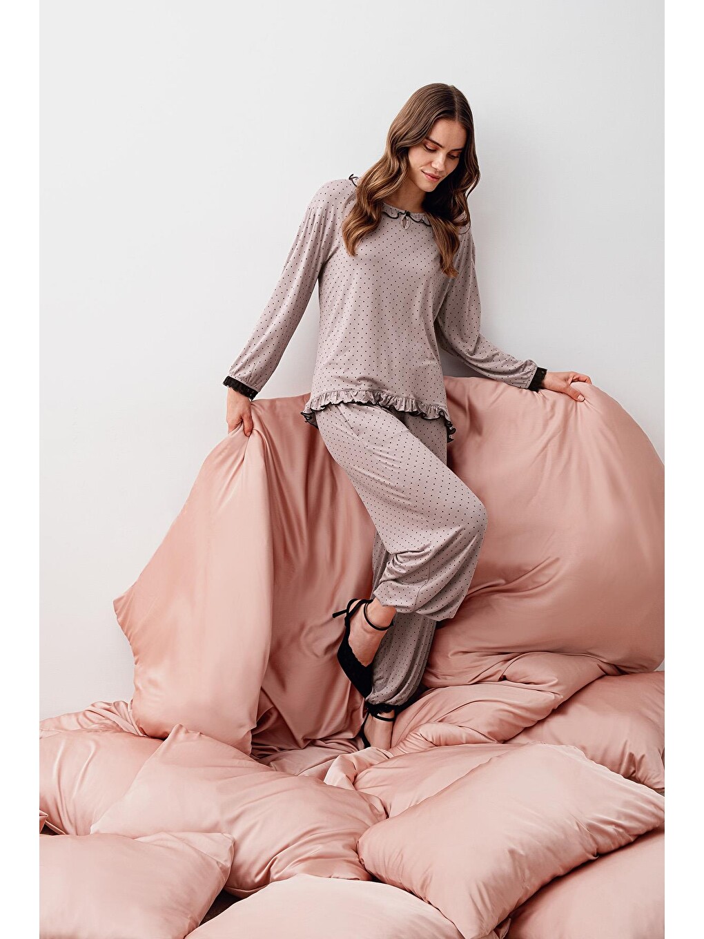 Bej Uzun Kollu Puantiyeli Dantelli Paçası Lastikli Elastanlı Viskoz Pijama Takım 20208-8