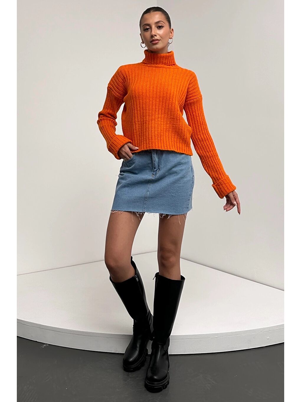 Turuncu Şerit Desenli Dokulu Boğazlı Triko Kazak-1