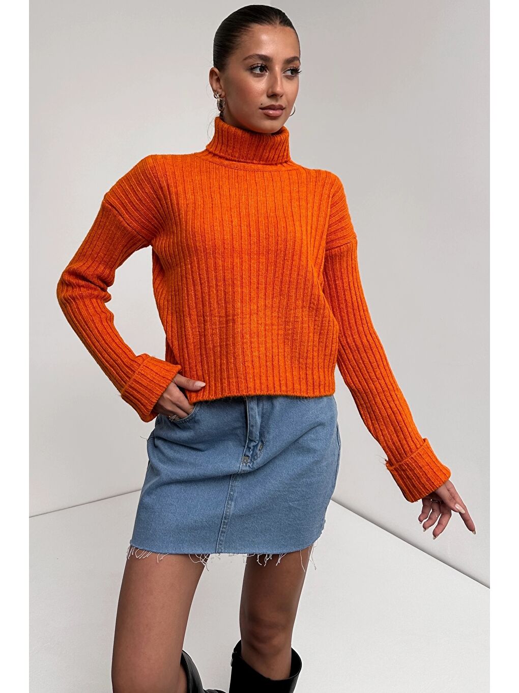 Turuncu Şerit Desenli Dokulu Boğazlı Triko Kazak-3