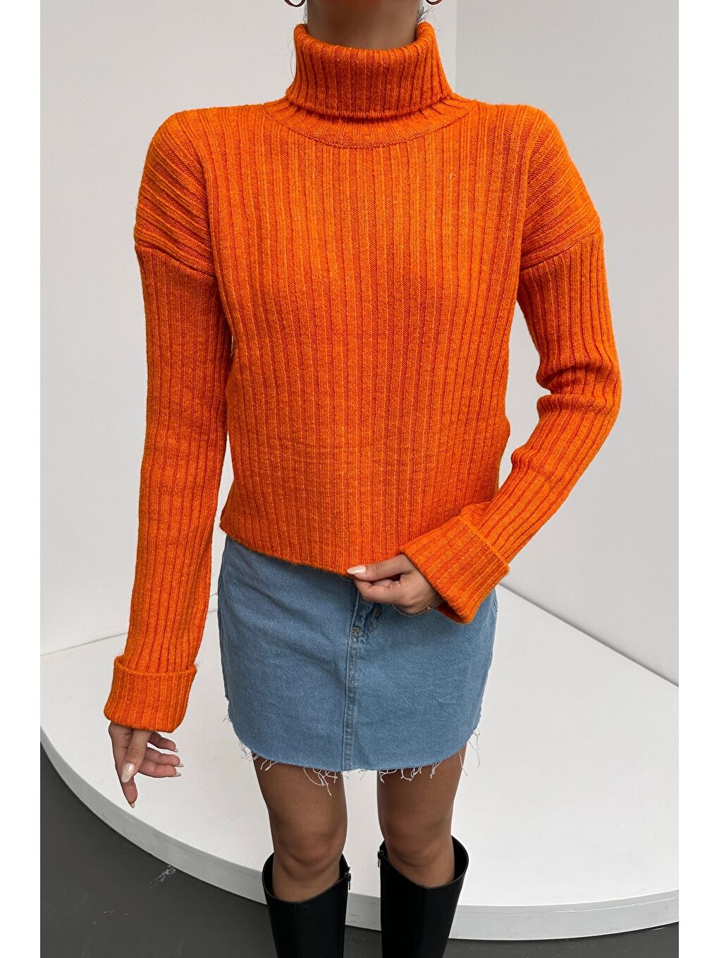 Turuncu Şerit Desenli Dokulu Boğazlı Triko Kazak-4