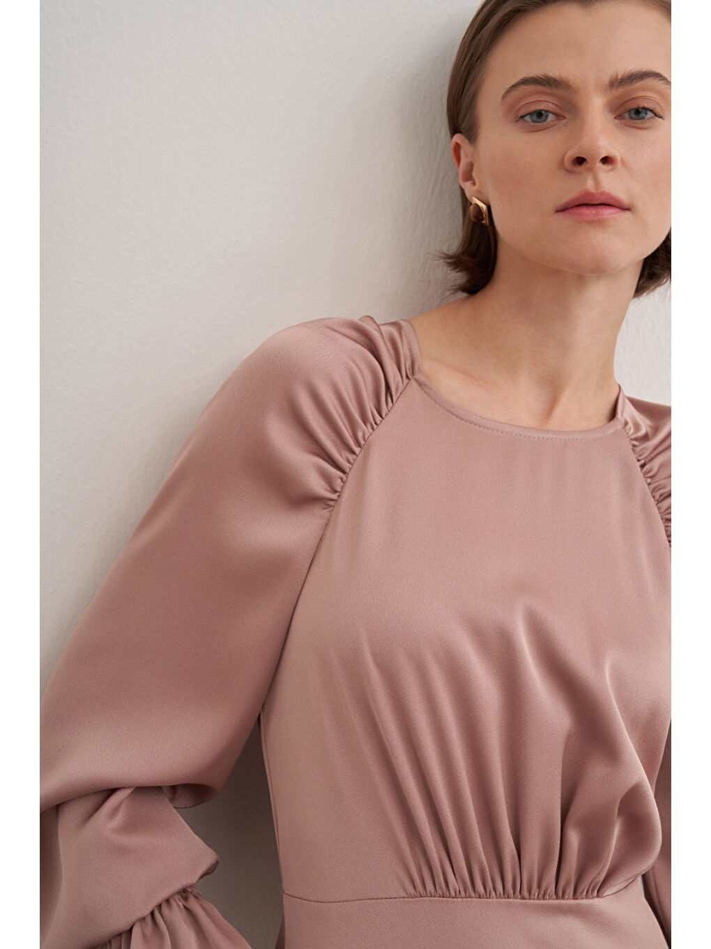 Pembe Büzgü Detaylı Elbise-4