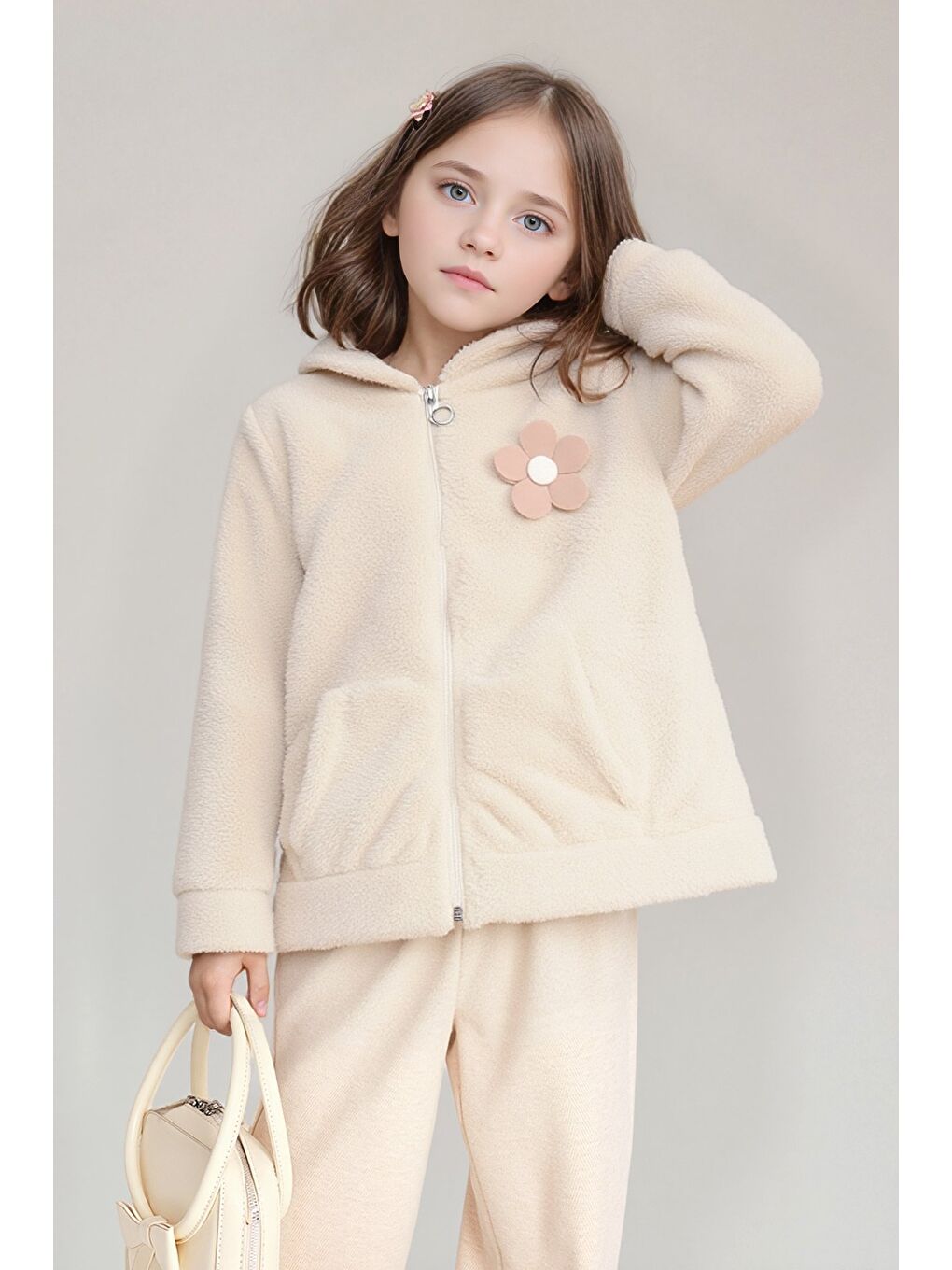 Ekru Papatya Aksesuarlı Fermuarlı Kız Çocuk Pelüş Mont