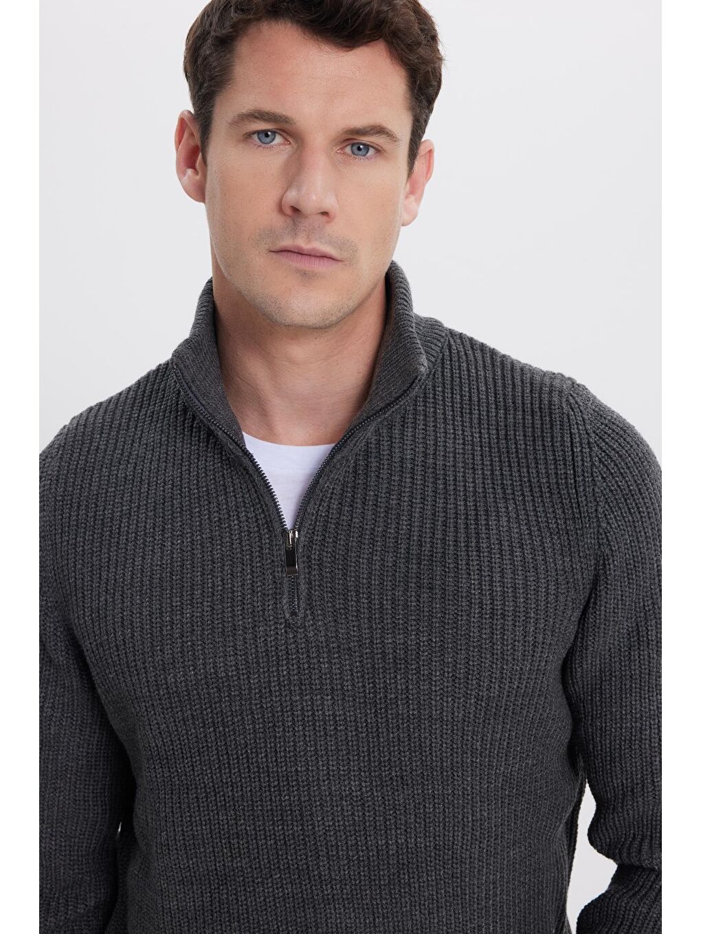 Erkek Slim Fit Dar Kesim Fermuarlı Gri Dik Yaka Triko Kazak-1
