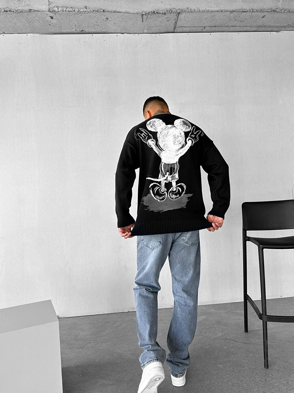 Erkek Oversize Mickey Mouse Kabartma Baskılı Kazak Siyah-1