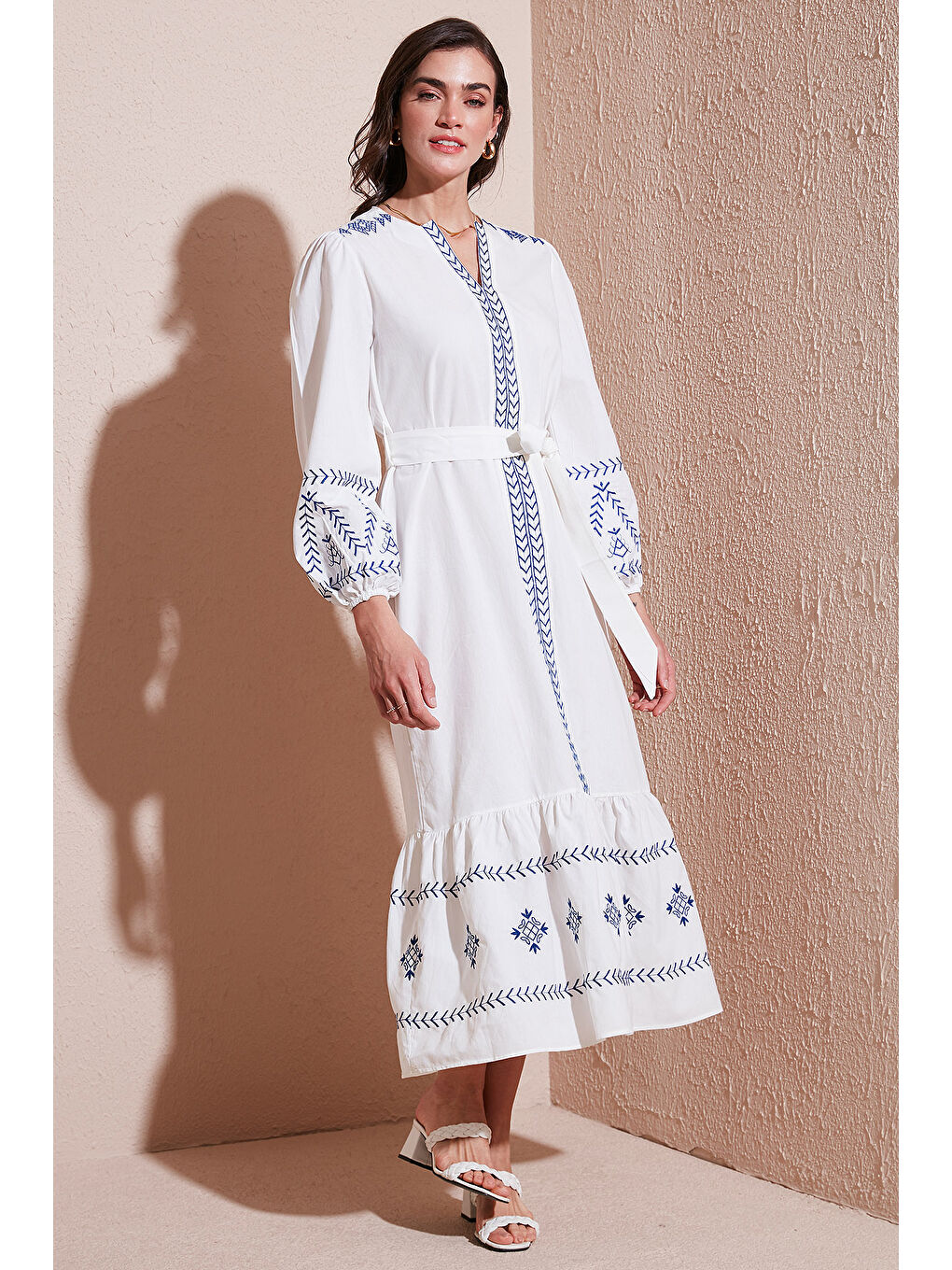 Ekru Pamuklu Regular Fit Balon Kollu Nakışlı Uzun Kadın Elbise 676202-2