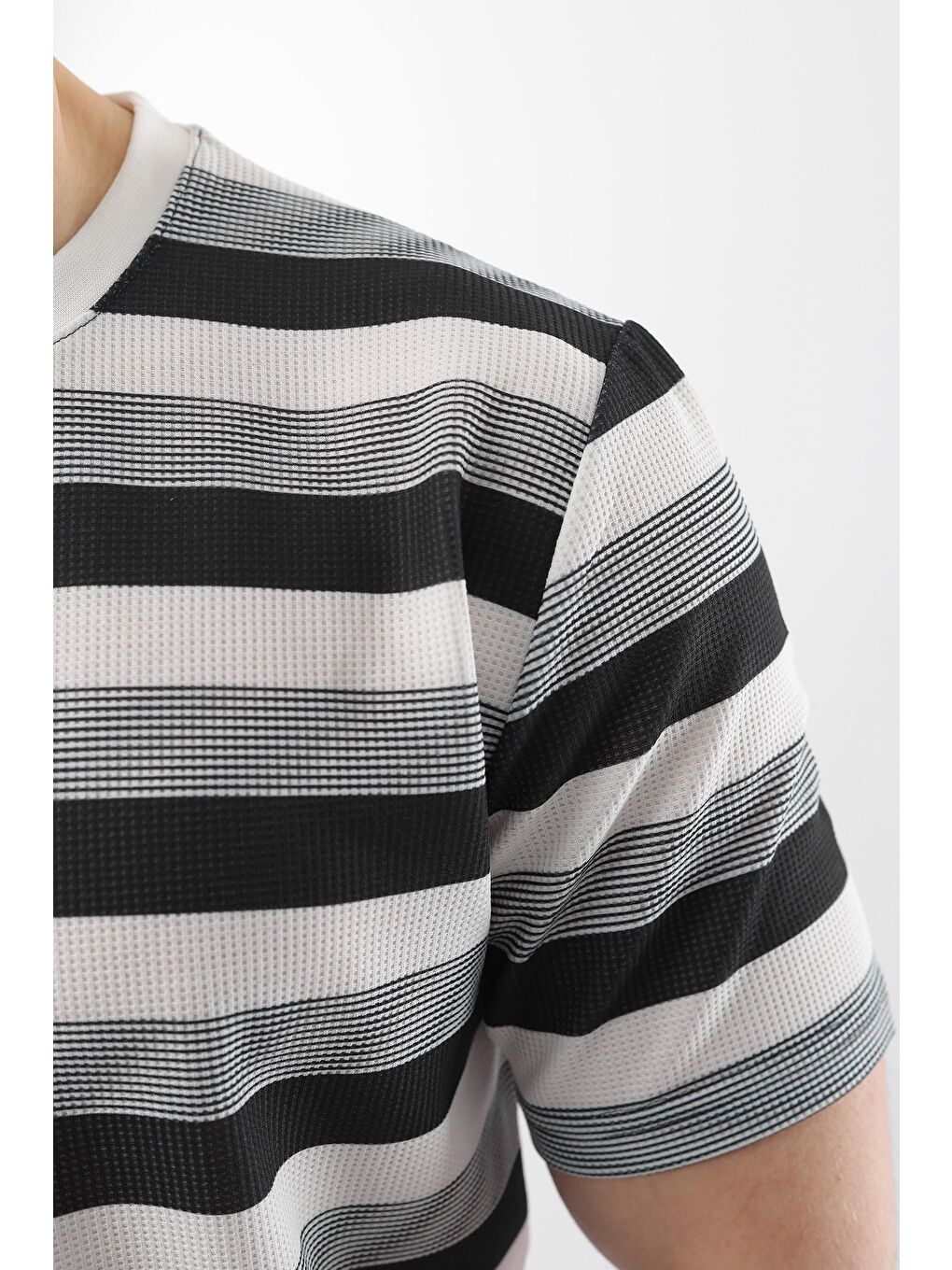 Siyah Bisiklet Yaka Çizgili Erkek T-Shirt E7118-3