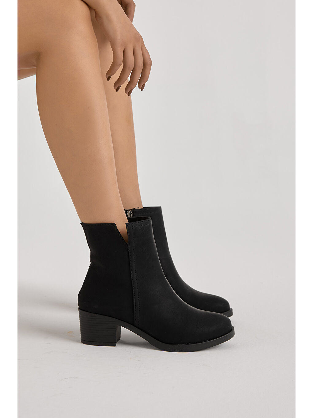 Kadın Siyah Mat Termo Taban Fermuarlı Topuklu Bot