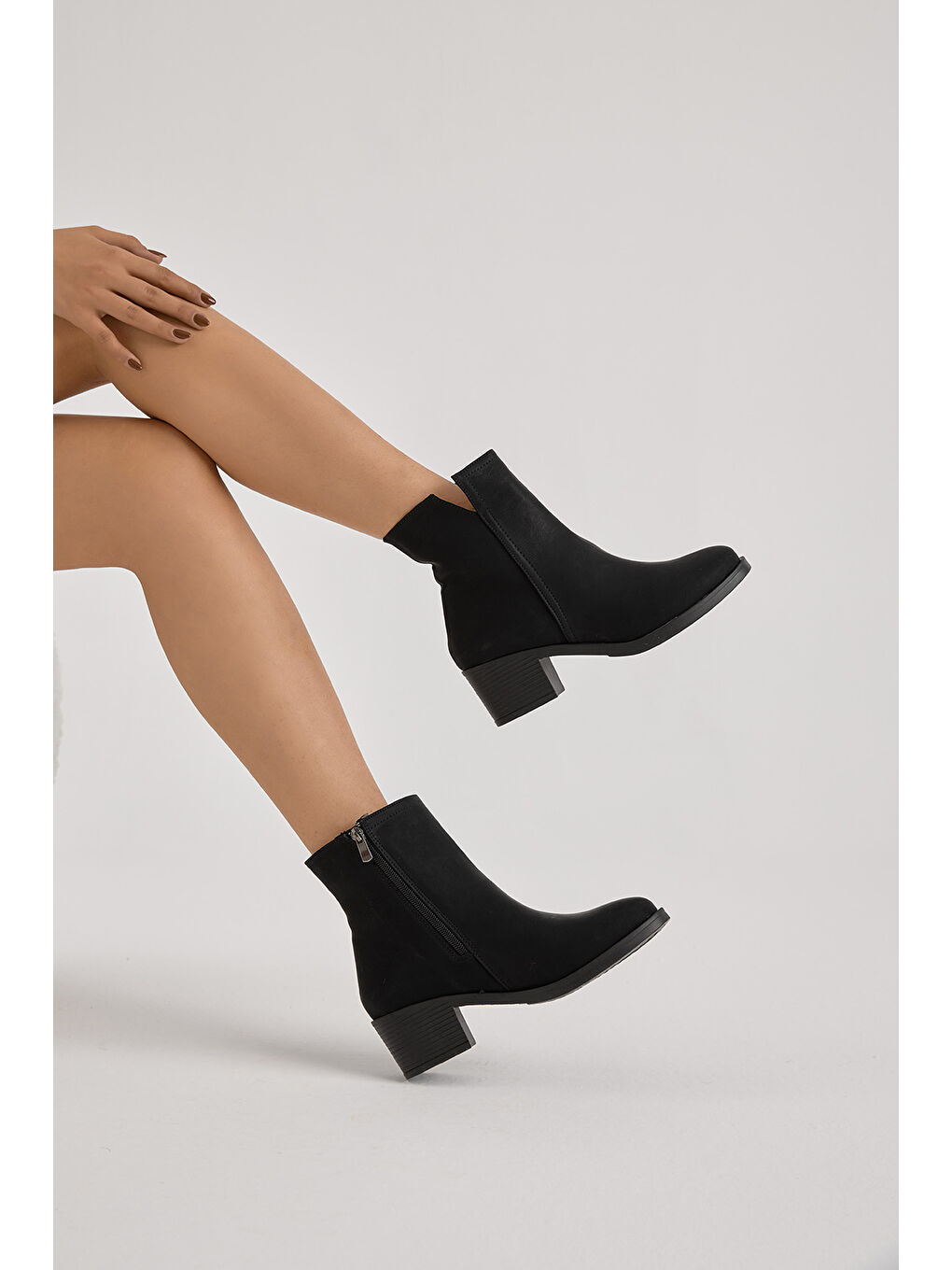 Kadın Siyah Mat Termo Taban Fermuarlı Topuklu Bot-1