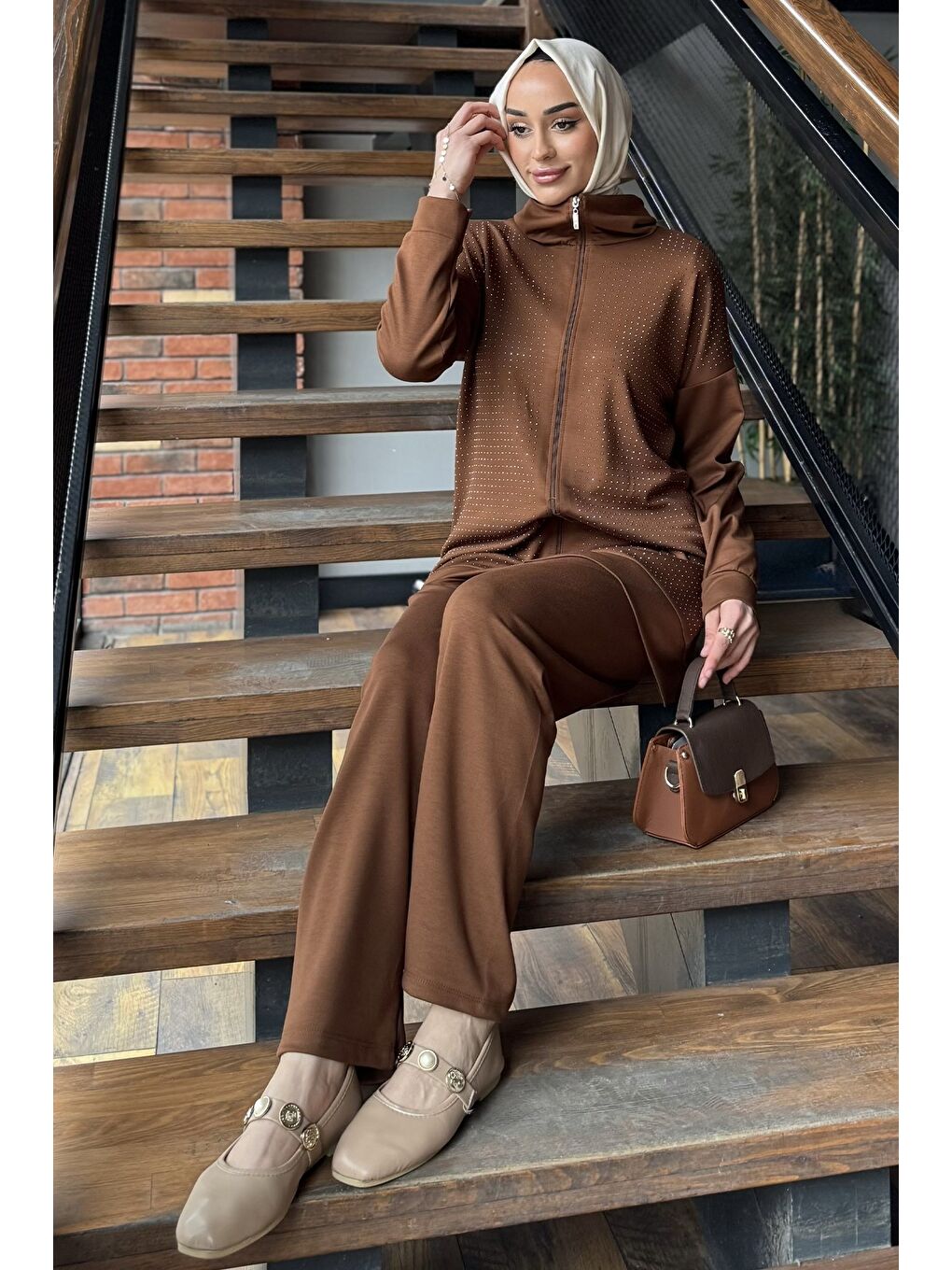 Kahverengi Taş Detaylı Fermuarlı Büyük Beden Tesettür Hırka Pantolon İkili Takım-1