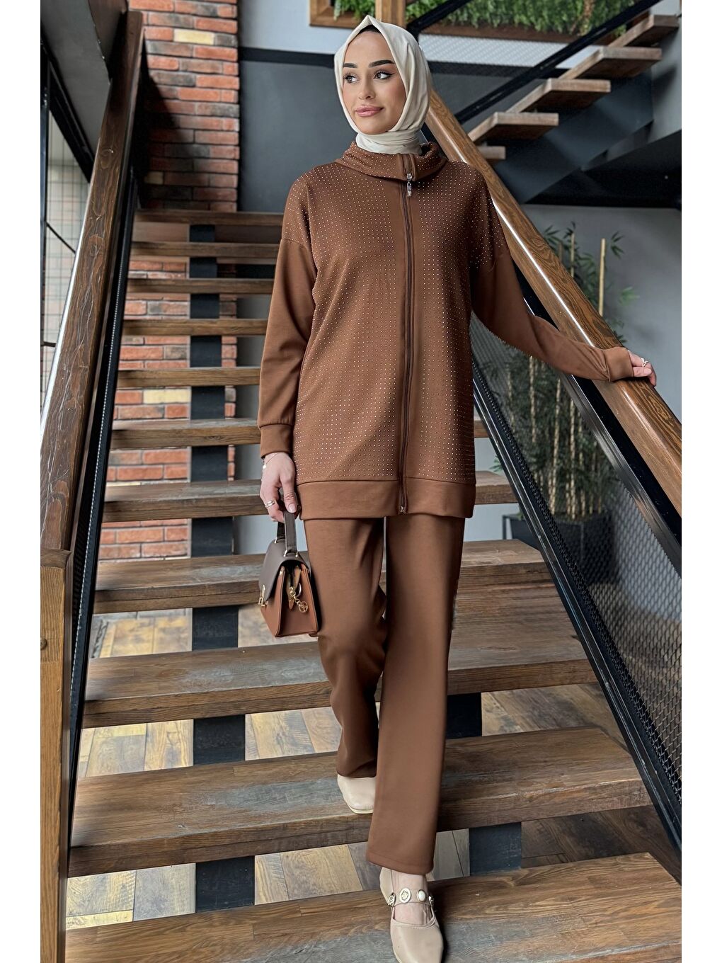 Kahverengi Taş Detaylı Fermuarlı Büyük Beden Tesettür Hırka Pantolon İkili Takım-3
