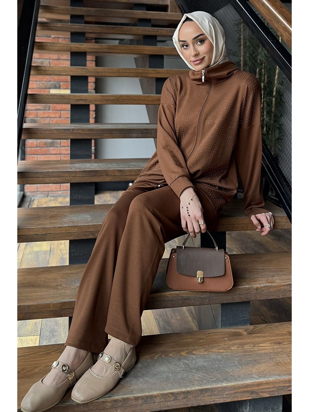 Kahverengi Taş Detaylı Fermuarlı Büyük Beden Tesettür Hırka Pantolon İkili Takım-5