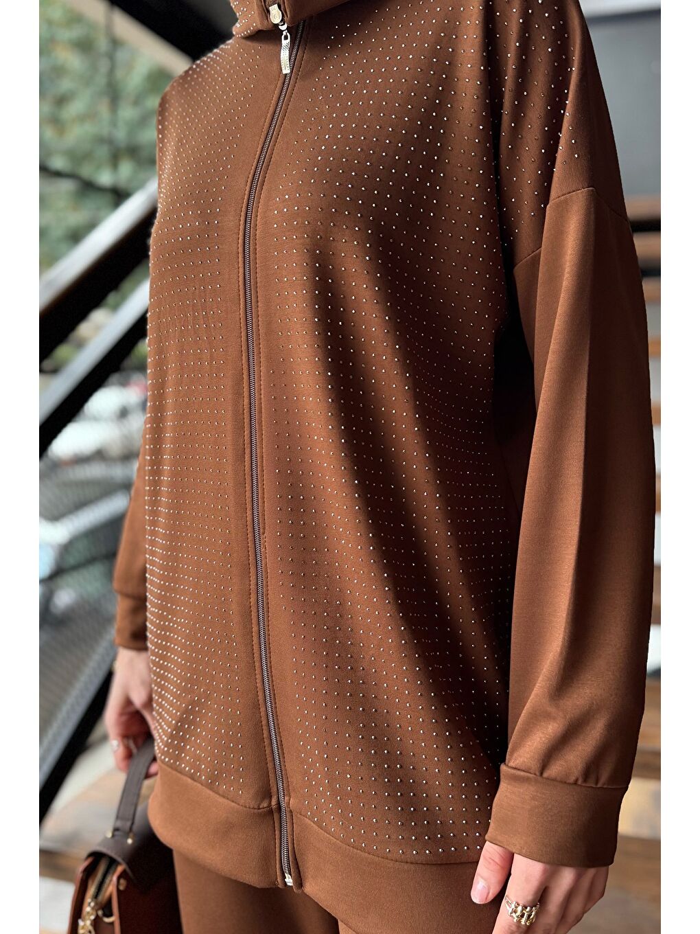 Kahverengi Taş Detaylı Fermuarlı Büyük Beden Tesettür Hırka Pantolon İkili Takım-6