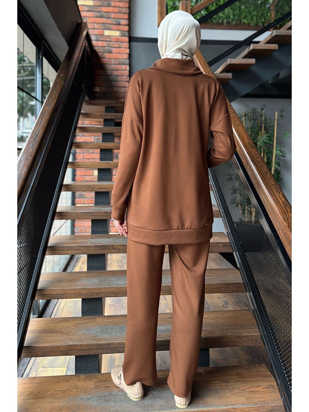 Kahverengi Taş Detaylı Fermuarlı Büyük Beden Tesettür Hırka Pantolon İkili Takım-8