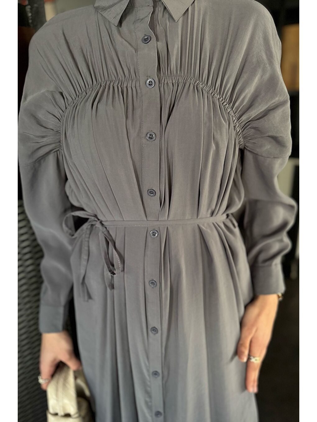 Gri Roba Büzgülü Boydan Düğmeli Tesettür Elbise-4