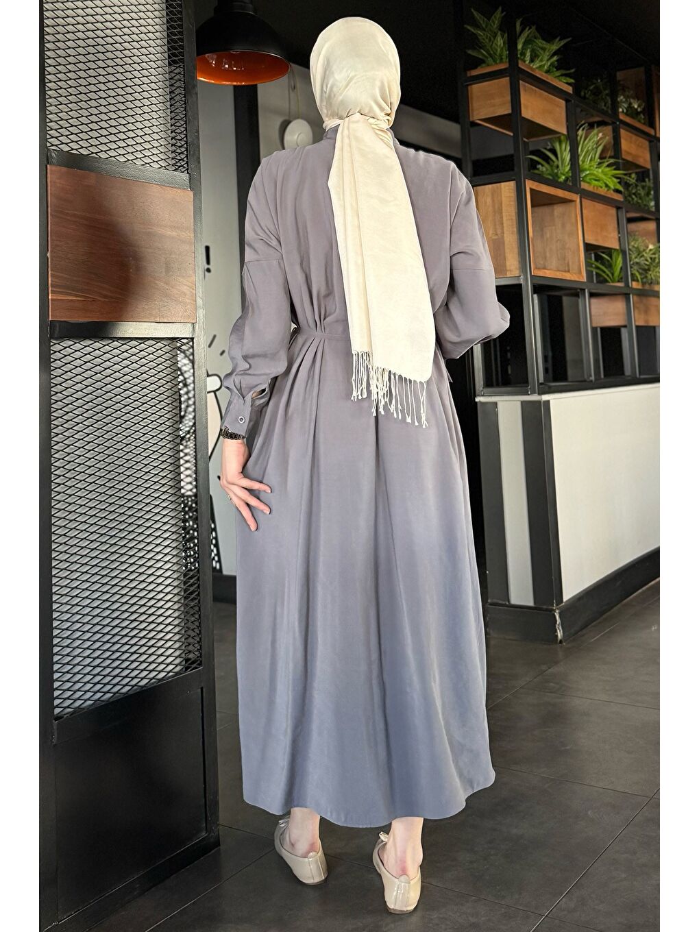 Gri Roba Büzgülü Boydan Düğmeli Tesettür Elbise-7