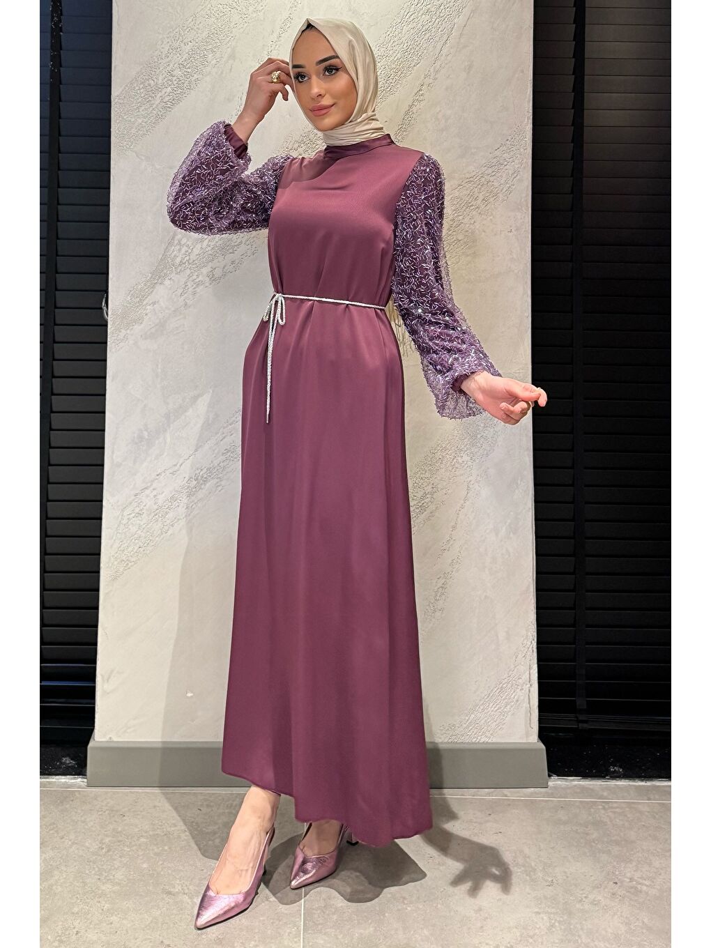 Mor Kolları Güpürlü Taşlı Bel Bağcıklı Tesettür Saten Abiye Elbise