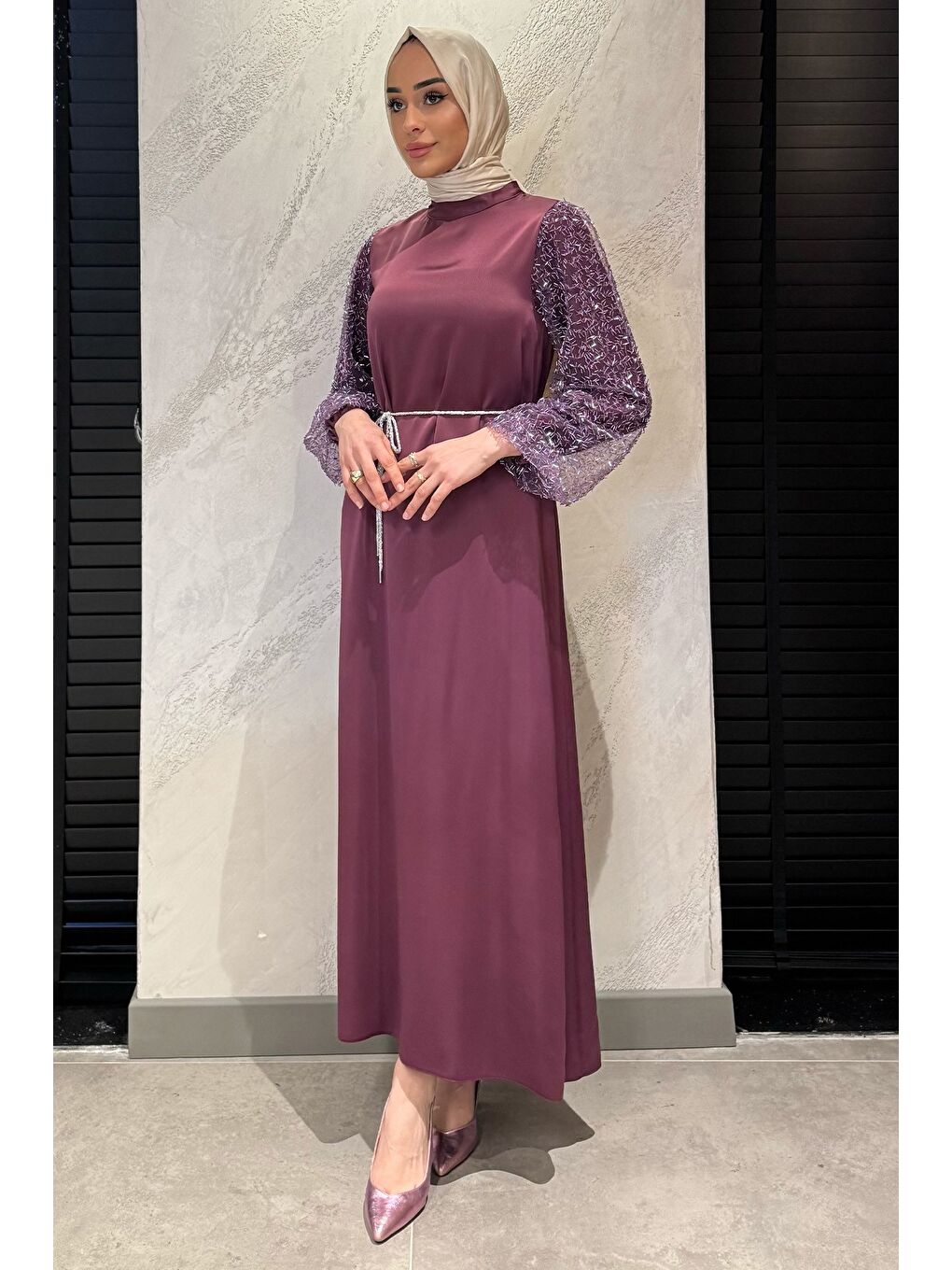 Mor Kolları Güpürlü Taşlı Bel Bağcıklı Tesettür Saten Abiye Elbise-3