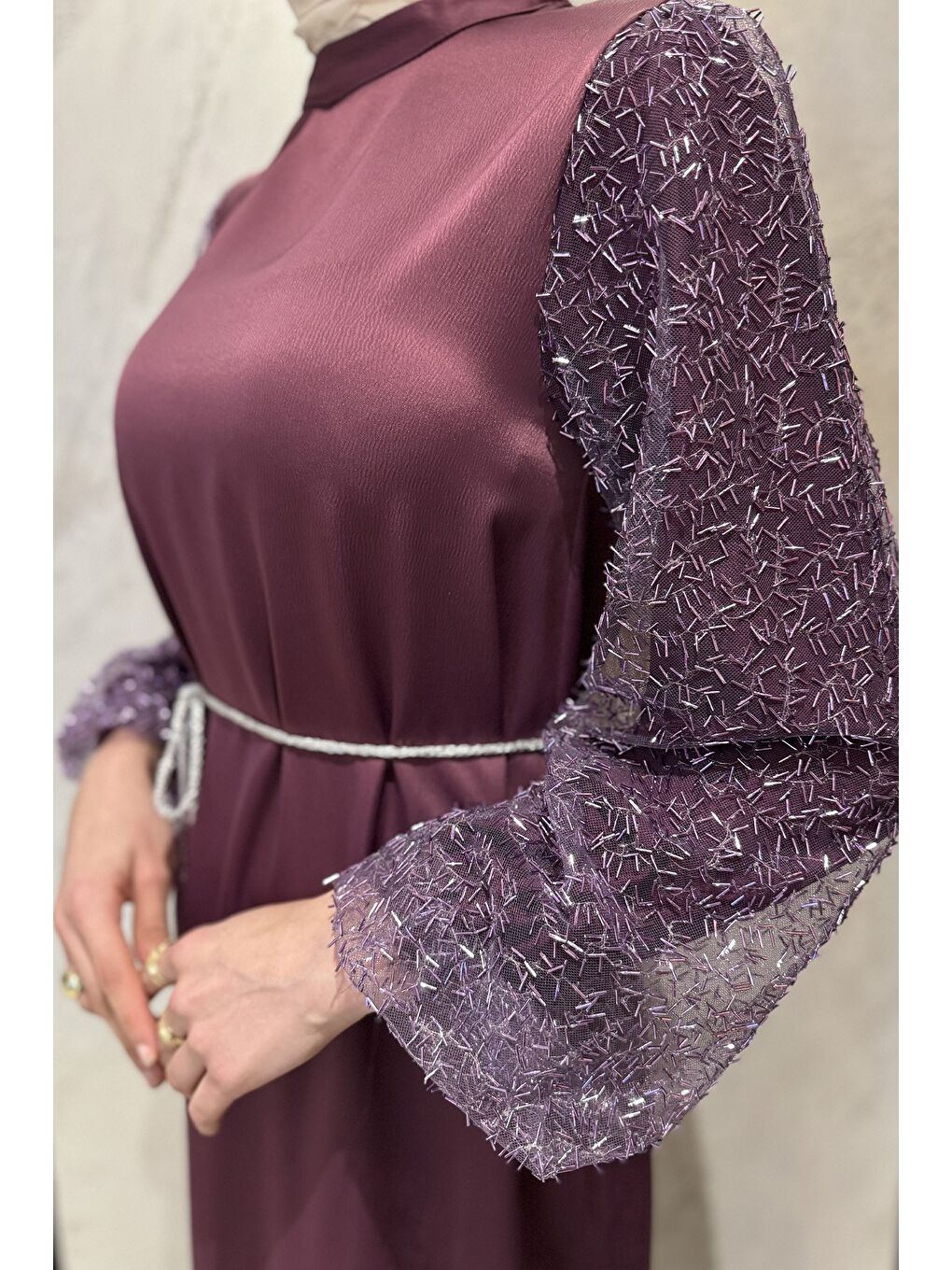 Mor Kolları Güpürlü Taşlı Bel Bağcıklı Tesettür Saten Abiye Elbise-5