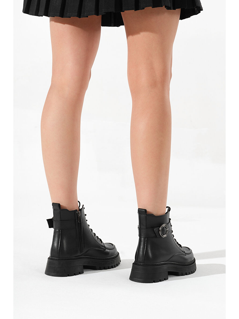 Kadın Siyah Kalın Termo Taban Yuvarlak Tokalı Bağcıklı ve Fermuarlı Bot-4