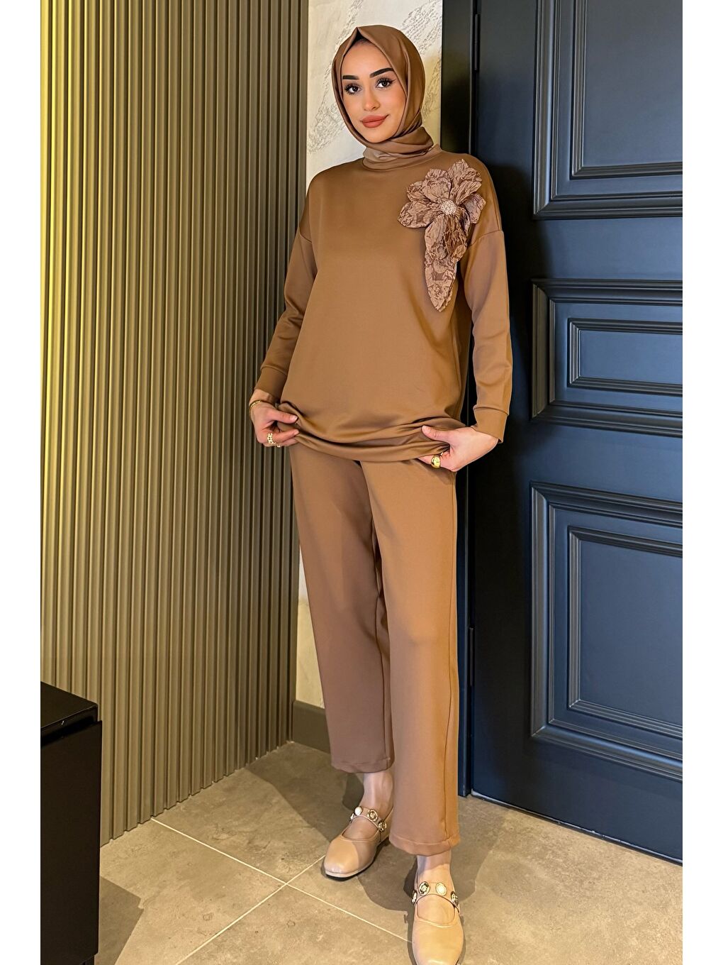 Kahverengi Yaka Çiçek Detaylı Tunik Pantolon Tesettür İkili Takım-2