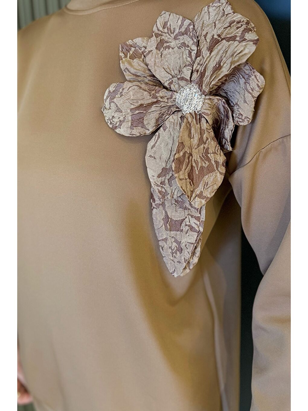 Kahverengi Yaka Çiçek Detaylı Tunik Pantolon Tesettür İkili Takım-4