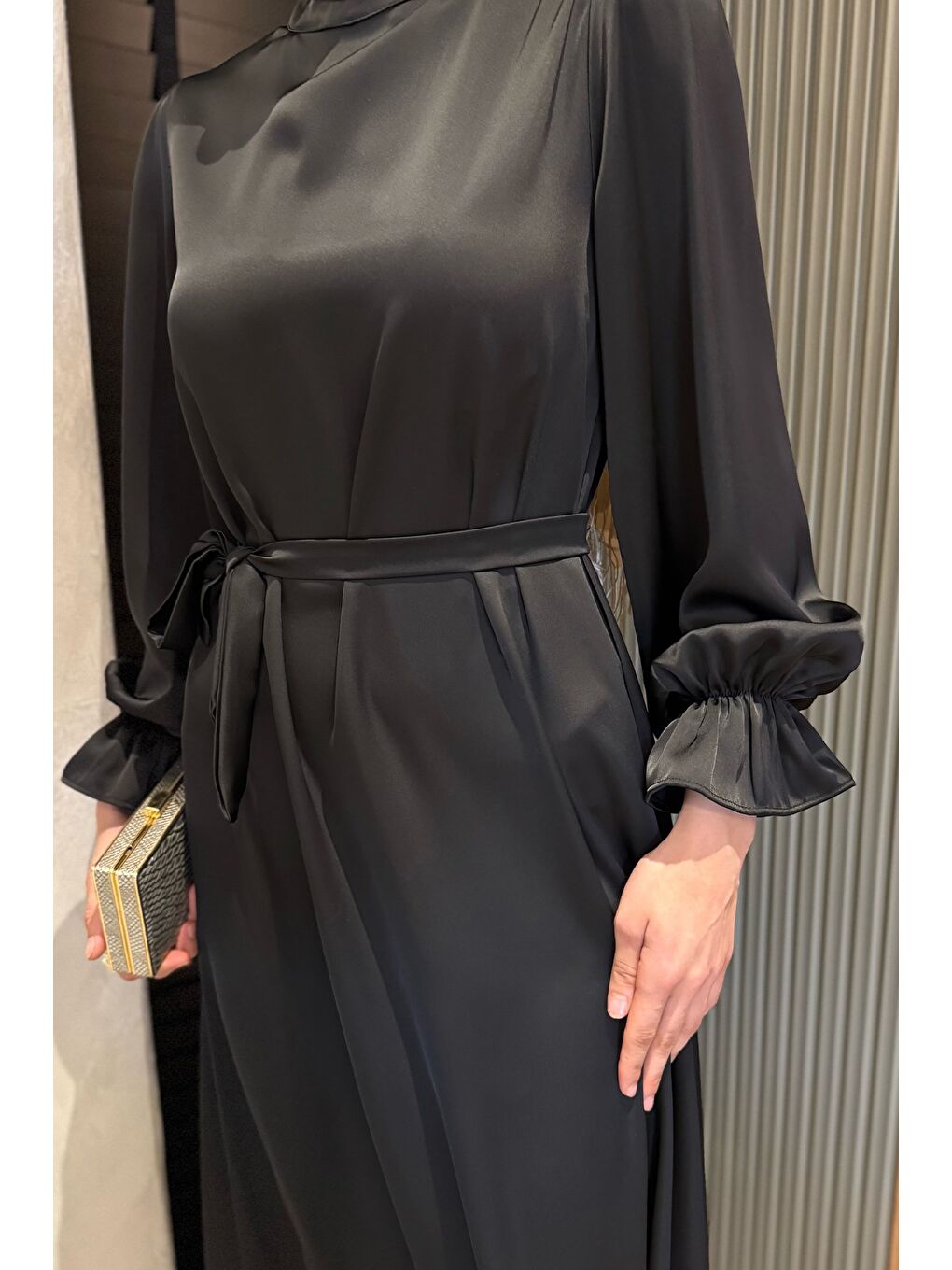 Siyah Kol Lastikli Tesettür Saten Abiye Elbise-5