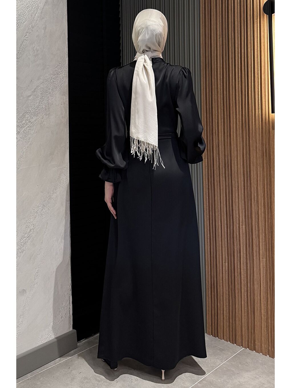 Siyah Kol Lastikli Tesettür Saten Abiye Elbise-6