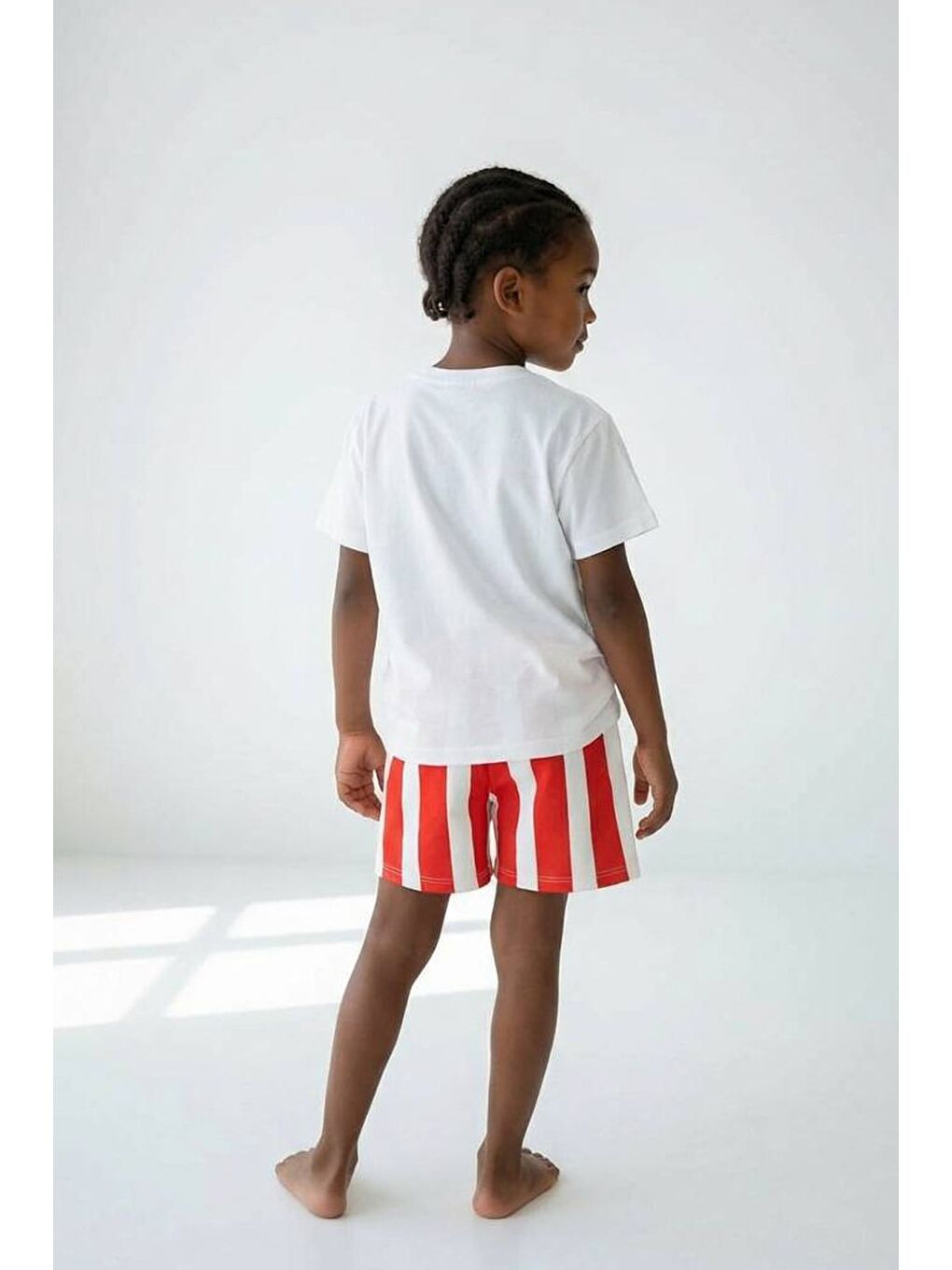 Lila Kız Çocuk Pamuklu Ekru Meyve Baskılı T-Shirt Ve Kırmızı Çizgili Şort Alt Üst Takım-3