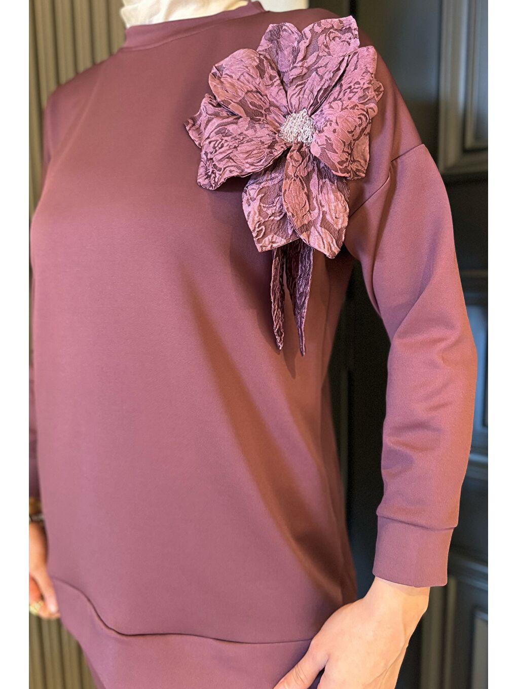 Mürdüm Yaka Çiçek Detaylı Tunik Pantolon Tesettür İkili Takım-4