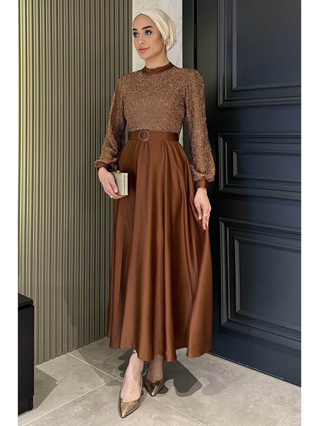 Kahverengi Taş İşlemeli Kemerli Tesettür Saten Abiye Elbise