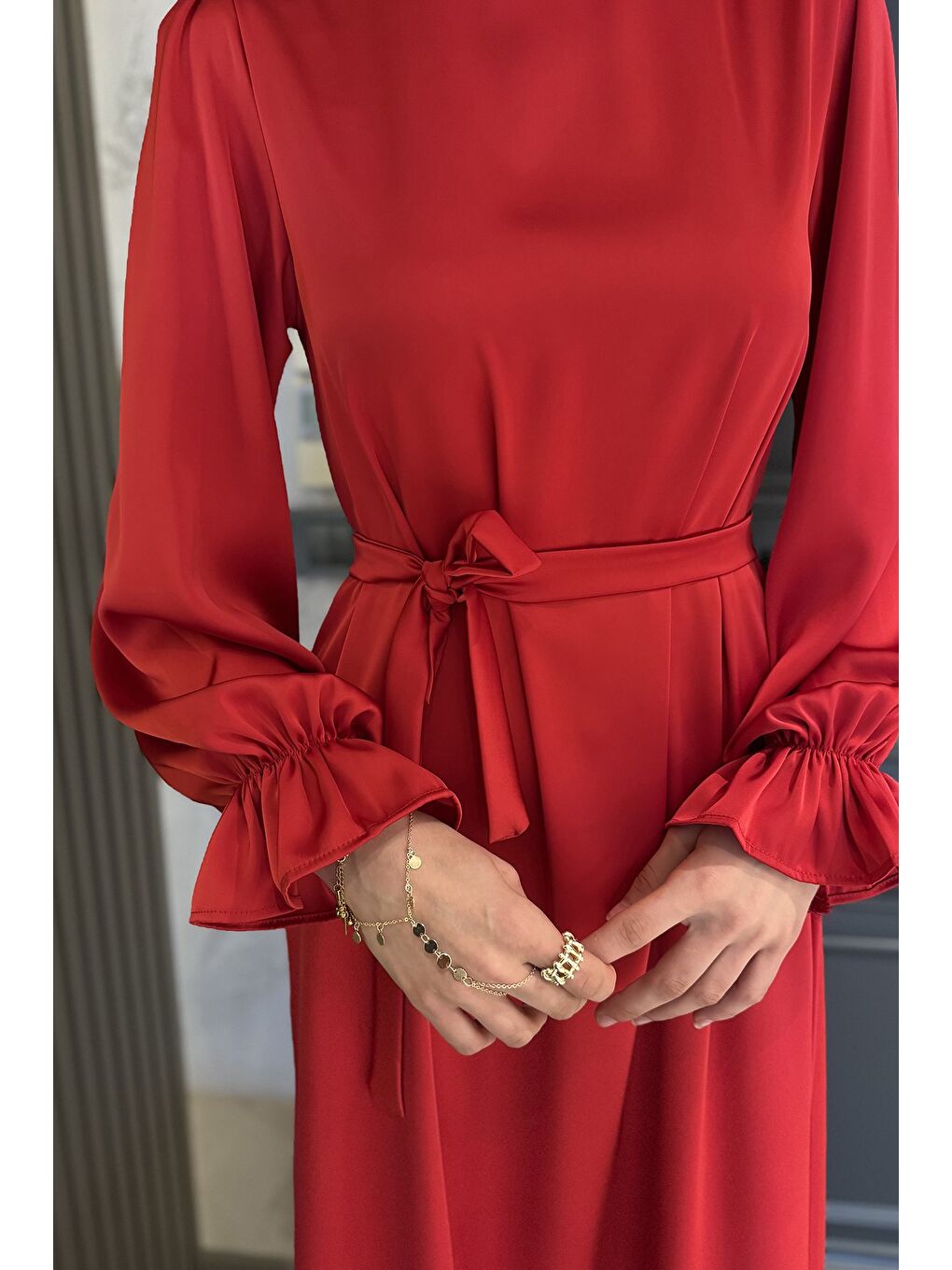 Kırmızı Kol Lastikli Tesettür Saten Abiye Elbise-4