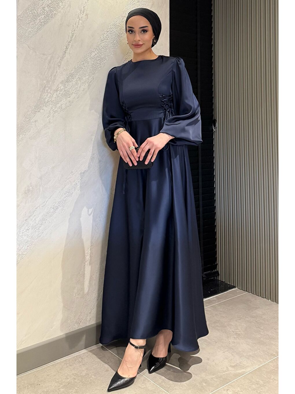 Lacivert Yan Bağcık Detaylı Tesettür Saten Abiye Elbise