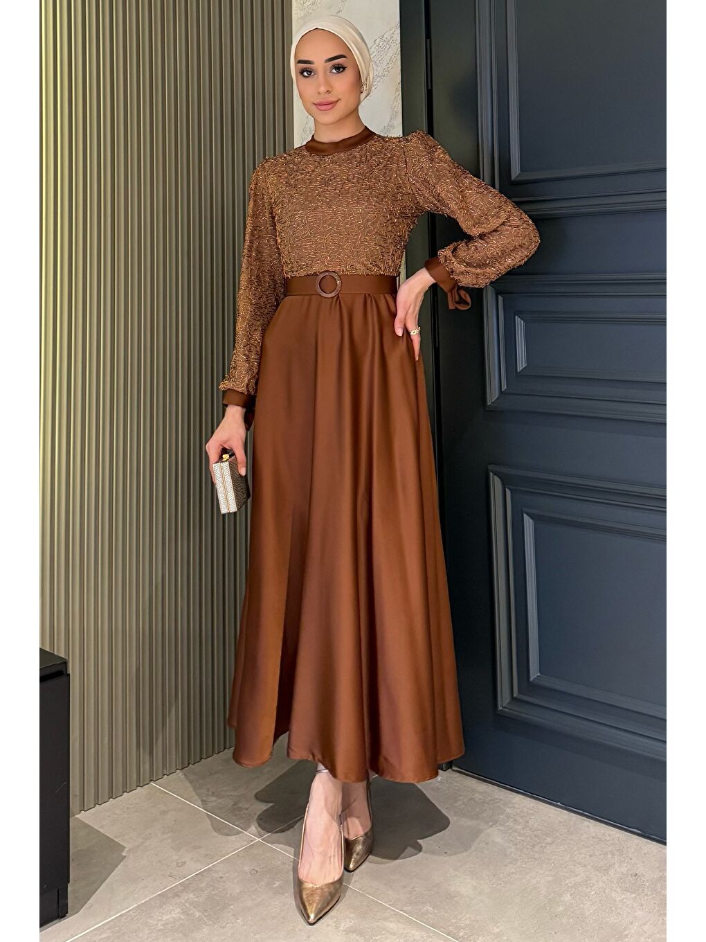 Kahverengi Taş İşlemeli Kemerli Tesettür Saten Abiye Elbise-3