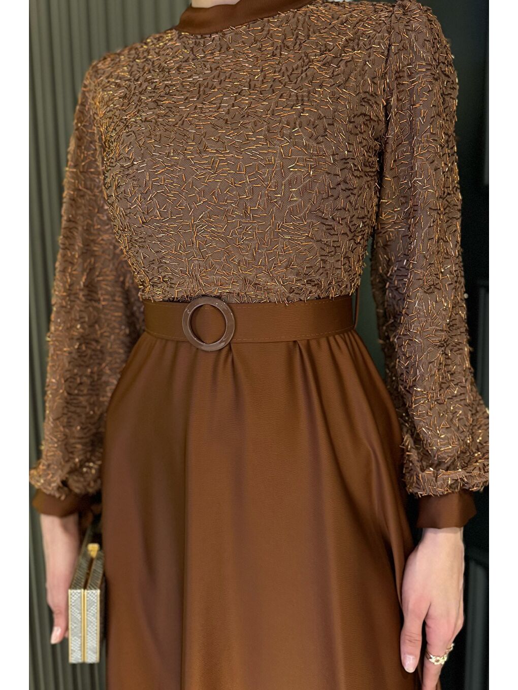 Kahverengi Taş İşlemeli Kemerli Tesettür Saten Abiye Elbise-4